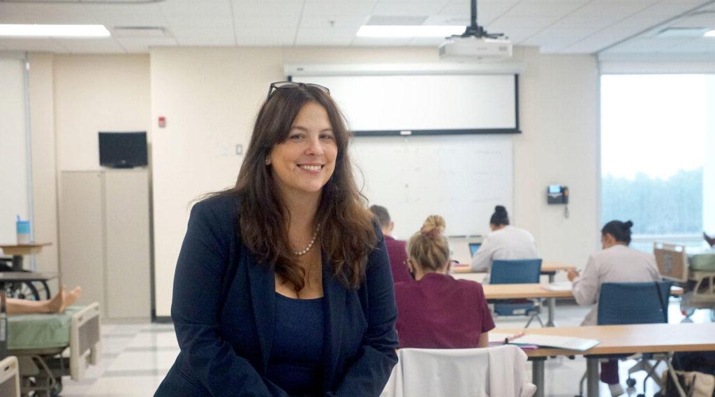 365球赛平台 alumni Renee White in her classroom with students